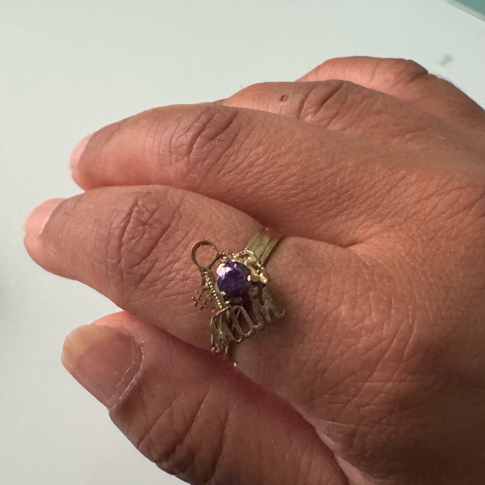 10 kt Gold and Amethyst Mom Ring the mom twirls like a fidget spinner.